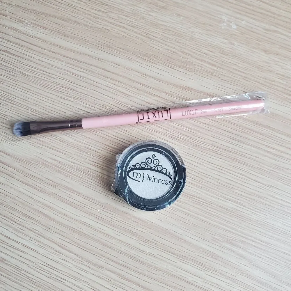 MPrincess Pressed Eyeshadow In Color Biscuit And Luxie 245‎ Small Shader Brush